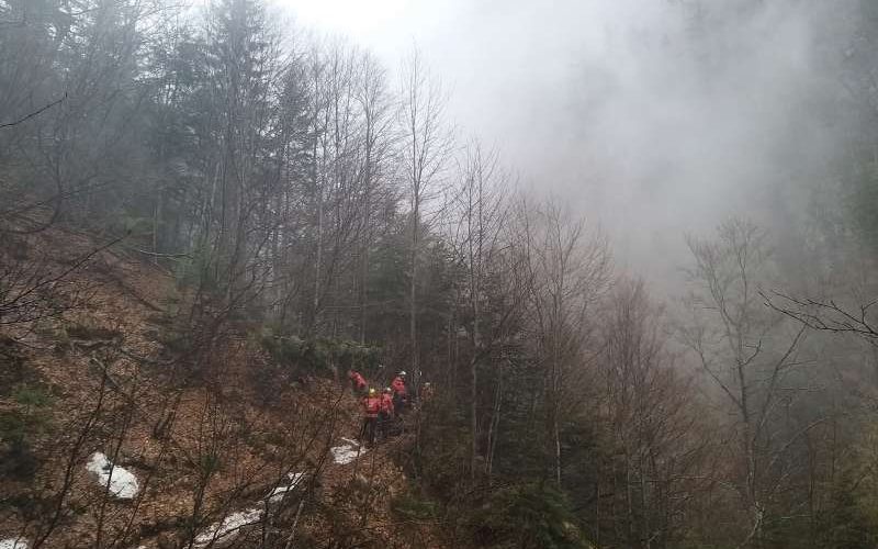 Acţiune de salvare a unui tânăr de 18 ani care a căzut peste 100 de metri pe Valea Caraimanului