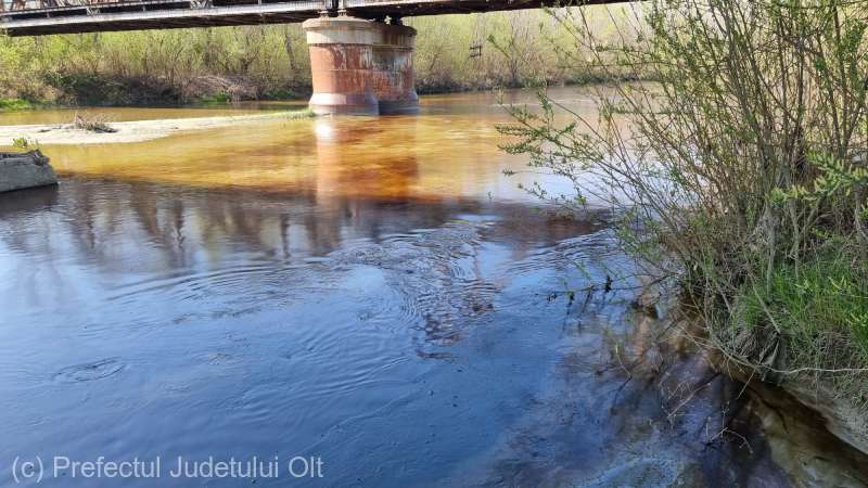 Poluare cu ţiţei pe râul Olteţ; conducta - avariată în timpul lucrărilor la drumul expres