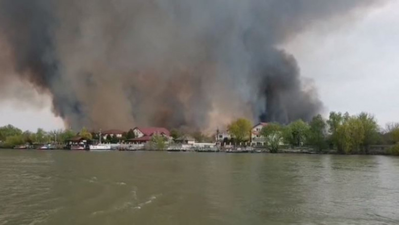 Incendiu într-o zonă protejată din Delta Dunării. Flăcările s-au extins în apropierea unei localităţi