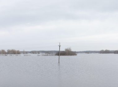 Şi-au inundat propriul sat şi i-au blocat pe ruşi. Tactica neobişnuită prin care ucrainenii din Demydiv au salvat Kievul