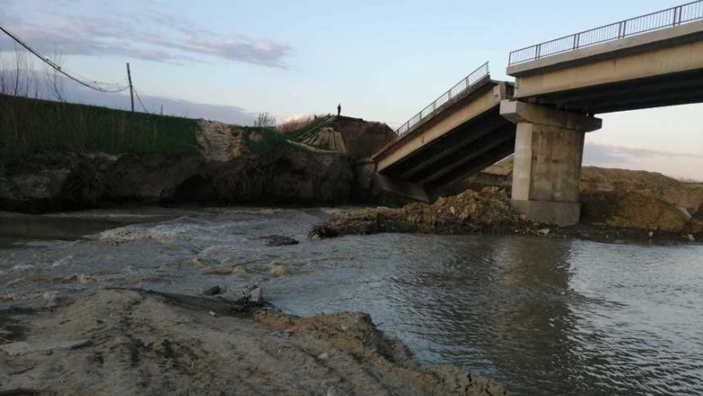Un pod s-a prăbuşit în judeţul Vrancea. Autorităţile locale spun că de vină ar fi ploile din ultimele zile￼
