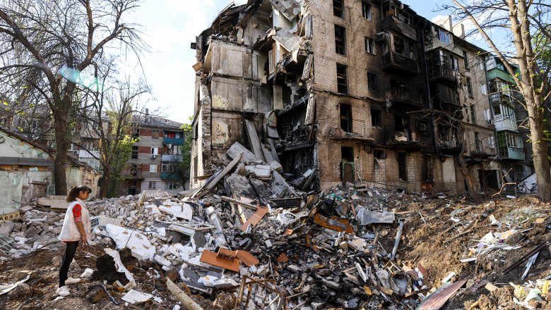 La Mariupol, armata rusă demolează casele distruse fără să extragă înainte cadavrele de sub dărâmături
