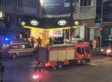  Accident cu 4 maşini în Bucureşti. Unul dintre autoturisme a intrat într-o patiserie