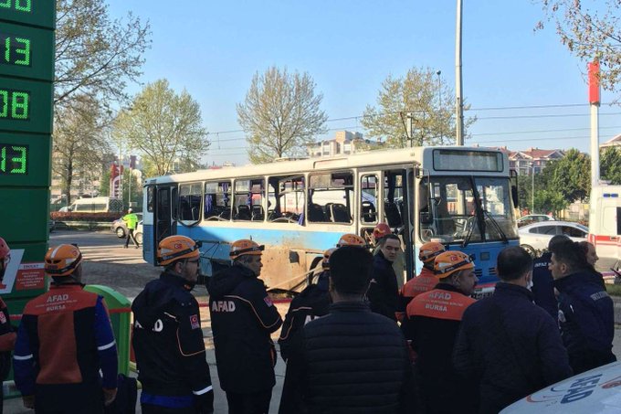  Un mort şi patru răniţi într-un atentat cu bombă la Bursa împotriva unui autobuz cu gardieni