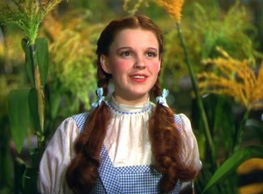 O rochie purtată de Dorothy în ''Vrăjitorul din Oz'', scoasă la licitaţie