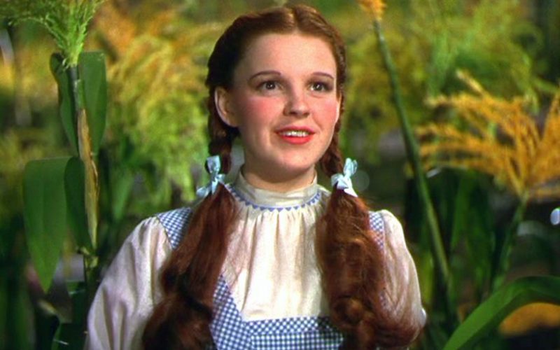 O rochie purtată de Dorothy în ''Vrăjitorul din Oz'', scoasă la licitaţie