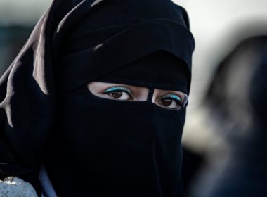 Femeile din „taberele văduvelor” din Siria se confruntă cu abuzuri grave. Raport: Sunt obligate să facă „sex pentru supravieţuire”