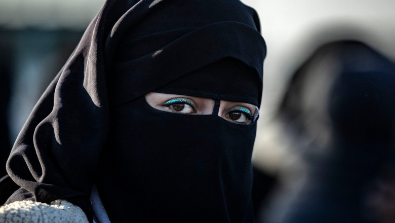Femeile din „taberele văduvelor” din Siria se confruntă cu abuzuri grave. Raport: Sunt obligate să facă „sex pentru supravieţuire”