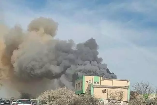 Incendiu violent la fosta fabrică de ţigări din Timişoara a omului de afaceri Zaher Iskandarani, dat în urmărire internaţională după ce a fost condamnat / Pericol de extindere la o hală cu azotat de amoniu lichid şi pesticide