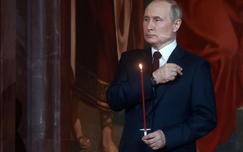 Putin la slujbă, ucrainenii bombardaţi