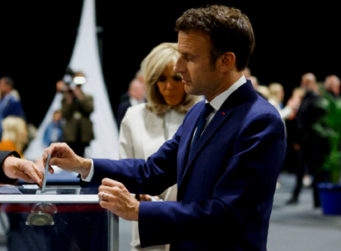 Emmanuel şi Brigitte Macron fac o baie de muţime şi votează, în turul doi al alegerilor prezidenţiale, la Touquet