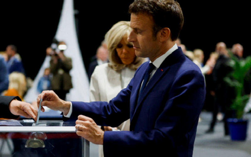 Emmanuel şi Brigitte Macron fac o baie de muţime şi votează, în turul doi al alegerilor prezidenţiale, la Touquet