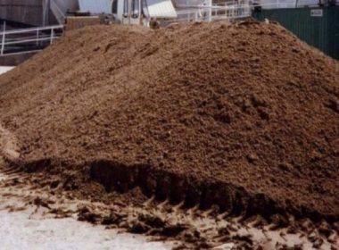 Mii de tone de nămol de la staţia de epurare, folosite pentru fertilizarea terenurilor
