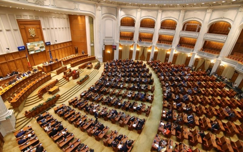 Parlamentarii îşi măresc salariile în plină criză