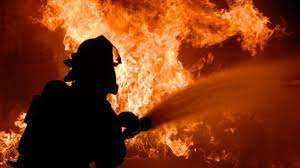 Copil ars de viu în casa cuprinsă de flăcări
