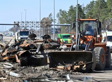 Trei autoturisme au explodat după ce au trecut peste minele terestre amplasate la Borodianka, spune primarul