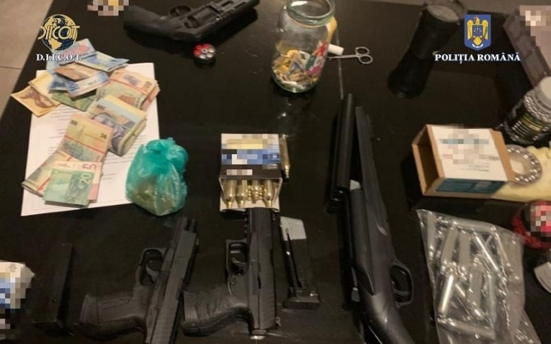 Zeci de kilograme de stupefiante, dar şi arme letale şi sute de cartuşe, ridicate în urma acţiunilor Direcţiei de Combatere a Criminalităţii Organizate