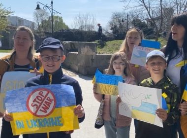 Aproximativ 200 de femei şi copii din Ucraina protestează în faţa sediului Consulatului general al Federaţiei Ruse din Constanţa