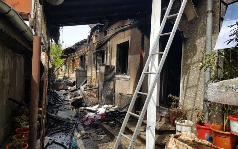 Dolj: Două persoane intoxicate cu fum şi o casă distrusă, în urma unui incendiu pornit de la o lumânare