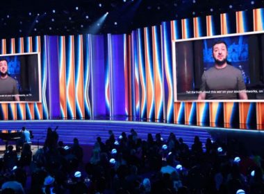Mesajul emoţionant transmis de Volodimir Zelenski la Premiile Grammy 2022: „Muzicienii noştri poartă uniforme militare în loc de smoking; cântă răniţilor din spitale”￼￼