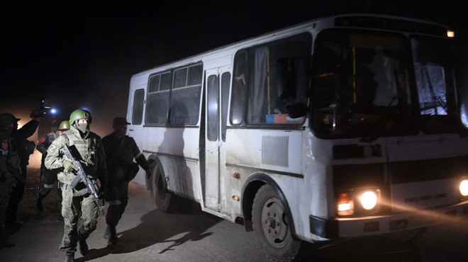 Cel puţin 260 de militari ucraineni, evacuaţi din Azovstal