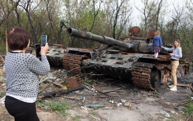Un cimitir de tancuri ruseşti, pe drumul dinspre Kiev spre Bucea, atracţie turistică pentru ucrainenii care vor să vadă cu ochii lor cum arată o victorie