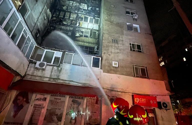 Bucureşti: Peste 100 de persoane evacuate în urma incendiului la faţada unui bloc, două transportate la spital