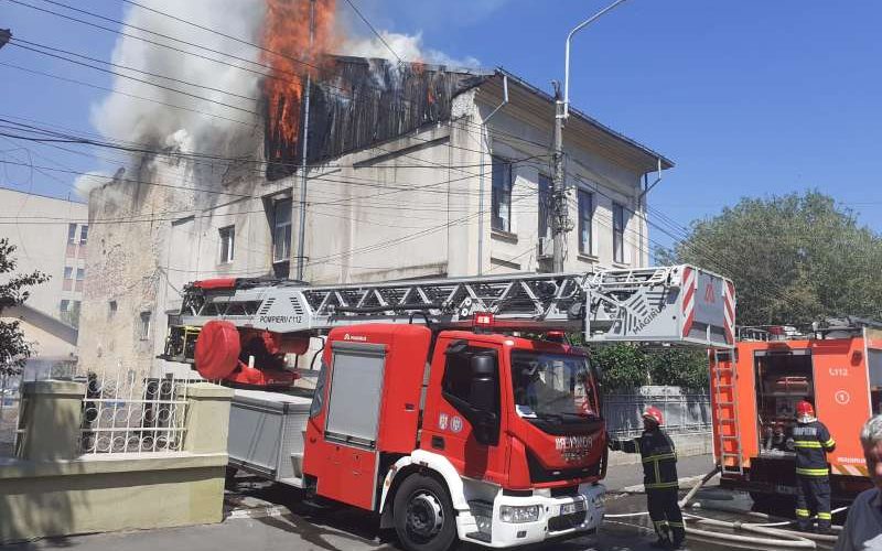 Incendiu la o şcoală din Haţeg, peste 400 de elevi evacuaţi