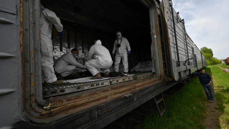 Tren frigorific plin cu cadavre de soldaţi ruşi omorâţi în Ucraina, lăsat în urmă de armata lui Putin. Moscova refuză să îi revendice