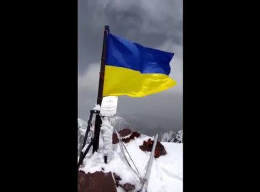 Un alpinist a înfipt steagul Ucrainei pe Vârful Putin din Kârgâzstan. Poliţia investighează „actul de vandalism”