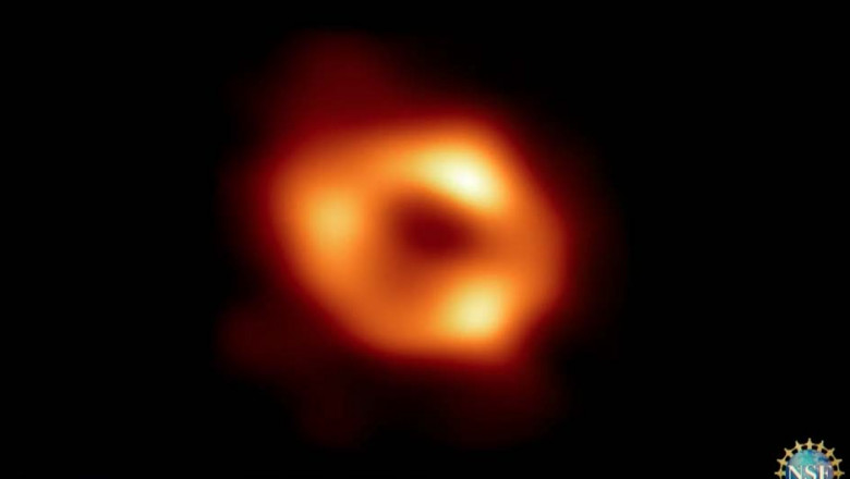 Astronomii au realizat prima fotografie a găurii negre din centrul galaxiei noastre, Sagitarius A