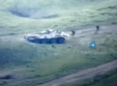 Imagini virale cu soldaţi ruşi care-şi abandonează tancurile şi o iau la fugă pe câmp, după un atac-surpriză al ucrainenilor