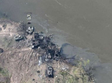 Imaginile dezastrului: Ruşii au suferit pierderi grele după trei încercări eşuate de forţare a unui râu strategic în Donbas