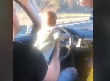 Şofer filmat în timp ce conducea pe un drum din Vâlcea ţinând un bebeluş pe volan
