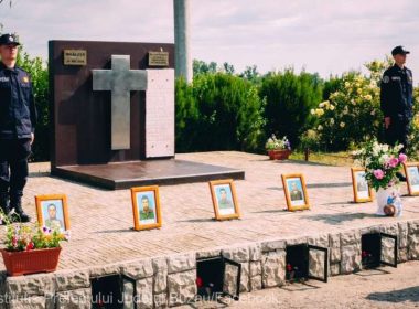 Victimele exploziei de la Mihăileşti, comemorate la 18 ani de la dispariţie
