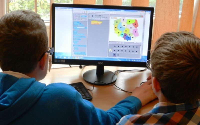 Elevii români, în urmă cu tehnologia