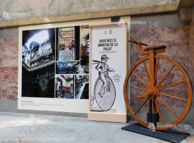 Expoziţie cu biciclete din lemn, replici istorice, în sălile nereabilitate ale Palatului greco-catolic