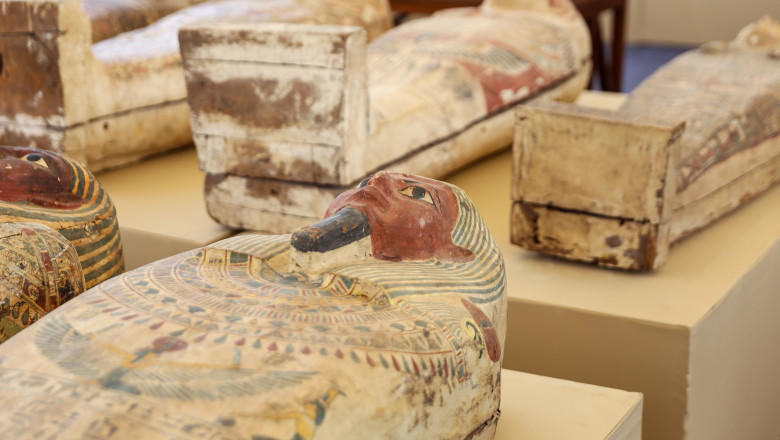 Sute de sarcofage, descoperite în Egipt