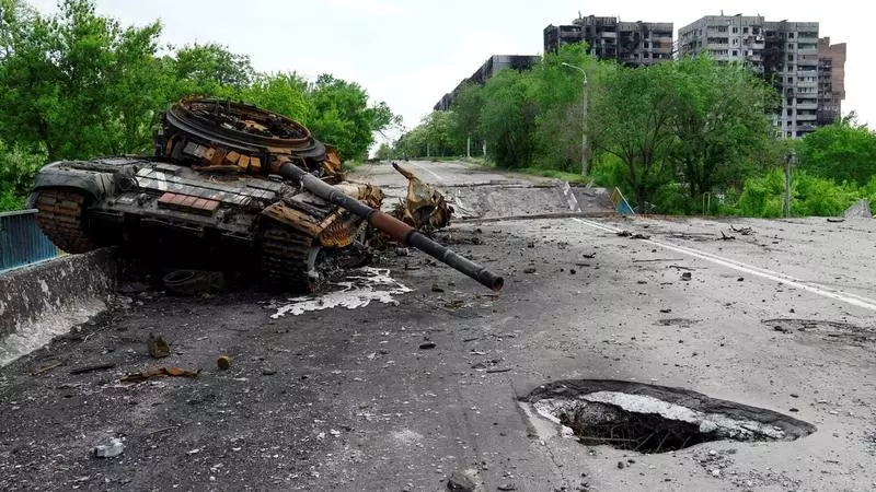 Ruşii încearcă să încercuiască trupele din Lugansk şi Doneţk