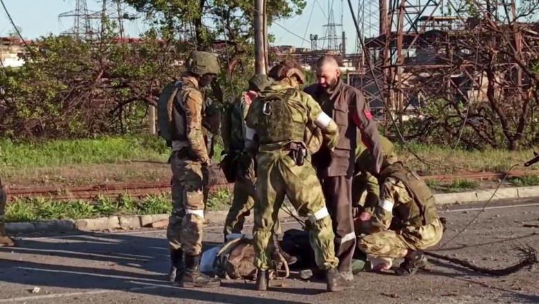 Momentul în care luptătorii ucraineni de la Azovstal se predau ruşilor