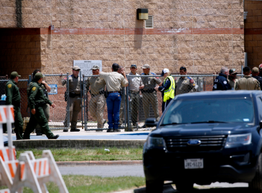 Atacatorul din Texas anunţase pe Facebook că se duce să atace o şcoală primară (guvernator)