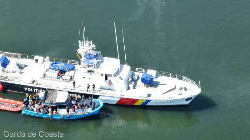 O ambarcaţiune pescărească cu zeci de migranţi la bord, depistată pe Marea Neagră, în dreptul staţiunii Costineşti