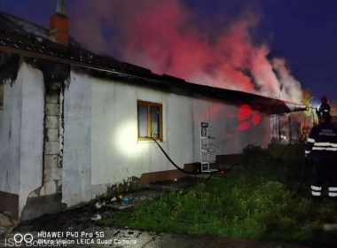 O casă, în care funcţiona şi un magazin, distrusă parţial într-un incendiu