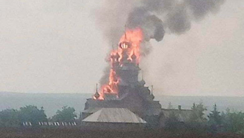 Ucrainenii îi acuză pe ruşi că au bombardat o biserică din lemn, veche de peste 100 de ani. „Un rânjet al lumii barbare ruse”