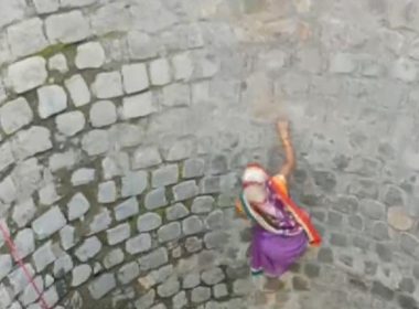 Două femei din India îşi riscă viaţa coborând într-o fântână aproape secată pentru a lua apă. Imaginile au devenit virale