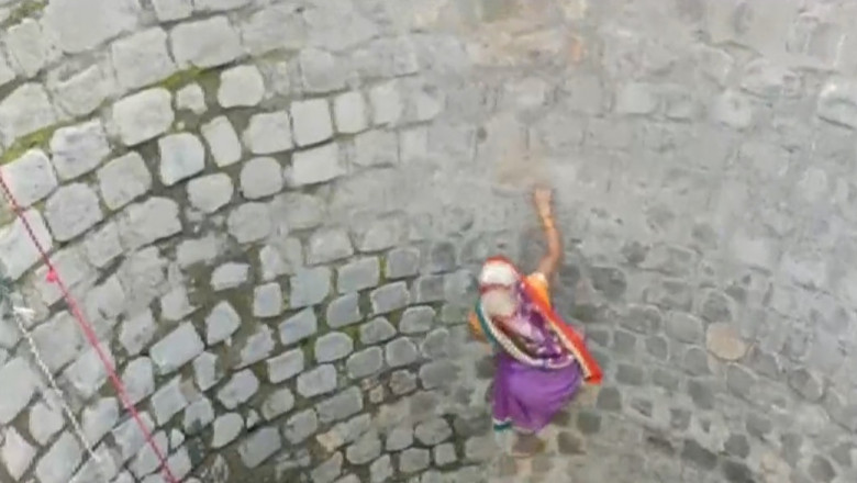 Două femei din India îşi riscă viaţa coborând într-o fântână aproape secată pentru a lua apă. Imaginile au devenit virale