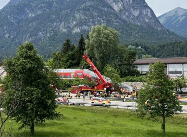 Cel puţin 4 morţi şi zeci de răniţi, după ce un tren a deraiat în Germania