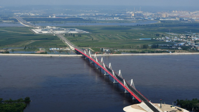 Cum arată primul pod rutier între Rusia şi China, deschis vineri pentru transportul de marfă