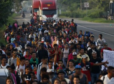 Mii de migranţi la frontiera SUA cu Mexic