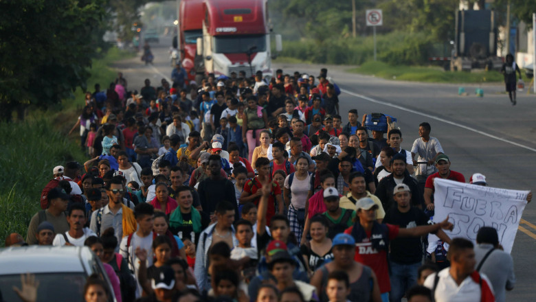 Mii de migranţi la frontiera SUA cu Mexic